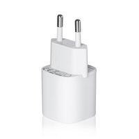 netwerk adapter 220v USB opladen Aan een wit achtergrond foto