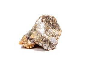 macro mineraal steen korund in rots een wit achtergrond foto