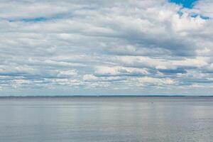 mooi landschap van de zee tegen de achtergrond van een blauw lucht met wolken foto