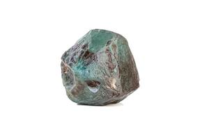 macro mineraal steen alexandriet blauwachtig - groen met fluorescerend licht Aan een wit achtergrond foto