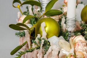 Kerstmis samenstelling van bloemen en Kerstmis decoraties foto