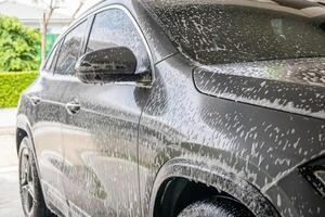 auto schoonmaak en het wassen met schuim zeep foto