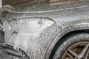 auto schoonmaak en het wassen met schuim zeep foto