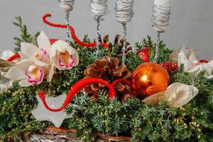 Kerstmis samenstelling van bloemen en Kerstmis decoraties foto