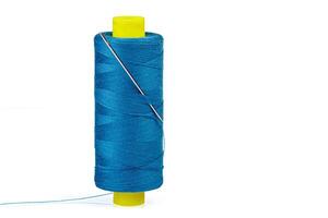 macro streng van blauw draad met een naald- Aan een wit achtergrond foto