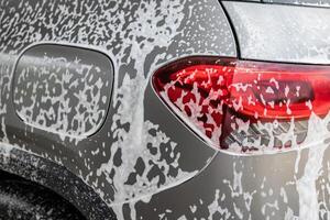 auto schoonmaak en het wassen met schuim zeep foto