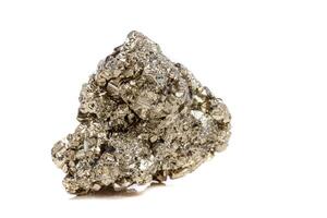 macro mineraal steen pyriet goud Aan wit achtergrond foto