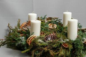 Kerstmis samenstelling van bloemen en Kerstmis decoraties foto