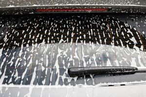 auto schoonmaak en het wassen met schuim zeep foto