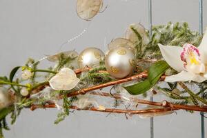 Kerstmis samenstelling van bloemen en Kerstmis decoraties foto