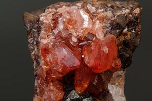 macro mineraal steen rhodochrosiet Aan een zwart achtergrond foto