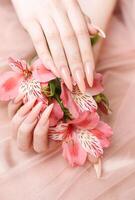 elegant pastel roze natuurlijk manicuren. foto