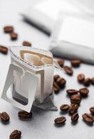 druppelen koffie papier Tassen met koffie bonen foto