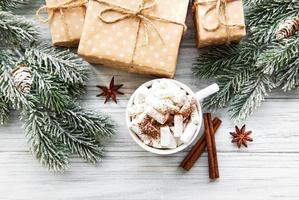 kerstcompositie met warme chocolademelk en geschenkdozen foto