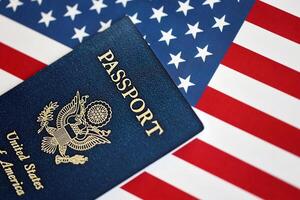 nieuw blauw Verenigde staten van Amerika paspoort Aan ons vlag achtergrond foto