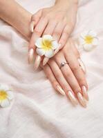 hand- van een jong vrouw met wit parel manicure foto