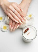 hand- van een jong vrouw met wit parel manicure foto