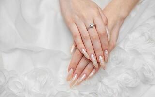 hand- van een jong vrouw met wit parel manicure foto