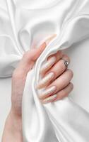 hand- van een jong vrouw met wit parel manicure foto