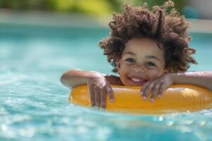 ai gegenereerd een levendig Aziatisch kind vrolijk spatten in de verfrissend zwemmen zwembad, omringd door de levendig tinten van een opblaasbaar cirkel foto