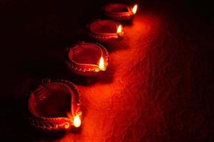 gelukkige diwali - diya-lampen verlicht tijdens diwali-viering. kleurrijke en versierde lantaarns worden 's nachts verlicht met bloemenrangoli, snoep en geschenken. foto