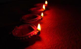 gelukkige diwali - diya-lampen verlicht tijdens diwali-viering. kleurrijke en versierde lantaarns worden 's nachts verlicht met bloemenrangoli, snoep en geschenken. foto