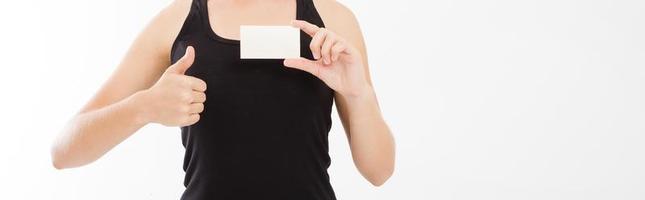 bijgesneden portret vrouw, meisje met visitekaartje geïsoleerd op wit, blanco foto
