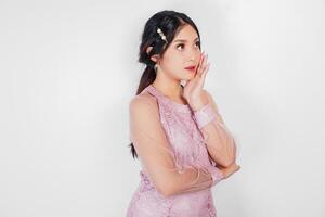 portret van een jong mooi Aziatisch vrouw vervelend een roze jurk, schoonheid schieten concept foto