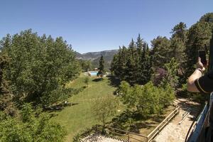 keer bekeken van de terras van de hotel parador nacional in de mooi natuur van de Sierra de Cazola, Jaen, Spanje. foto