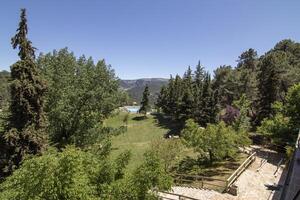 keer bekeken van de terras van de hotel parador nacional in de mooi natuur van de Sierra de Cazola, Jaen, Spanje. foto