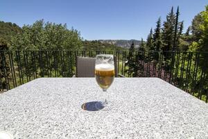 een glas van bier, in de achtergrond de mooi natuur van Sierra de Cazola, Jaen, Spanje. foto