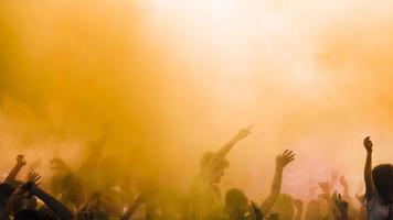 gele kleur exploderende menigte genietend van holi-festival foto