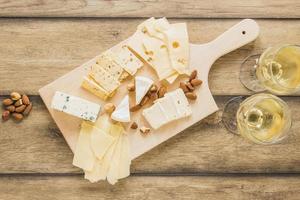 amandelen verschillende soorten kaas wijn houten bureau foto