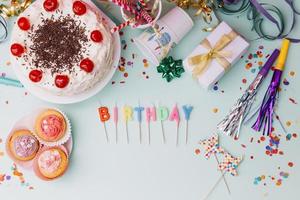 woord verjaardag kaarsen feestaccessoires taart blauwe achtergrond