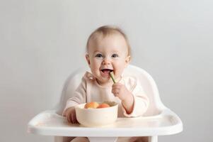 ai gegenereerd glimlachen baby aan het eten in hoge stoel. genereren ai foto