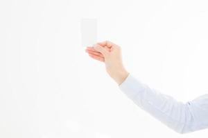 vrouwelijke hand met visitekaartje geïsoleerd op een witte achtergrond. kopieer ruimte foto