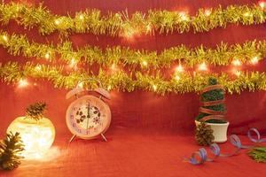 minimalistisch conceptidee dat producten weergeeft. kerst en nieuwjaar background.red, lights, pine flower foto