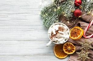kerstcompositie met warme chocolademelk en decoraties foto