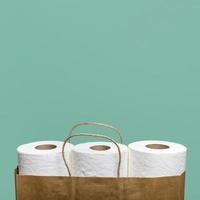 vooraanzicht drie rollen toiletpapier papieren zak