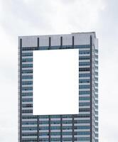 bespotten omhoog verticaal LED Scherm aanplakbord Aan slepen gebouw .knippen pad voor mockup foto