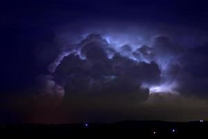 onweer, duisternis, stormachtige donkere wolken die door de lucht bewegen, lange sluitertijd. foto