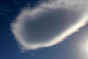 lensvormige wolk in de blauwe lucht foto