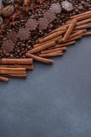 voedsel achtergrond. koffie bonen, kaneel stokken, anijs sterren en chocola snoepjes. foto