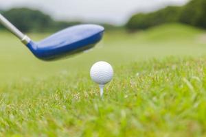 golfclub en golfbal op golfbaan foto