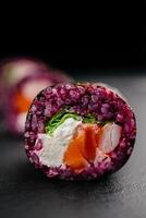 Philadelphia sushi rollen met Zalm, komkommer, avocado en room kaas. sushi menu. Japans keuken geïsoleerd zwart achtergrond. hoog kwaliteit foto