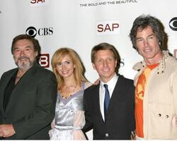 Joe mascolo, Ashley jones. brad klok ronn mos stoutmoedig en de mooi viert 5 jaar verjaardag van sap simcasten cbs televisie stad los engelen, ca april 25, 2006 foto