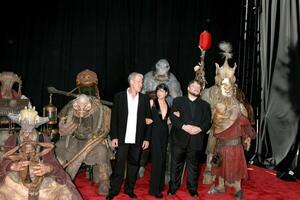 Ron perlman selma blair guillermo del Toro houding met tekens van de film gedurende een foto kans pior naar de première van hellboy 2 Bij de dorp theater in westwood ca in juni 28 2008