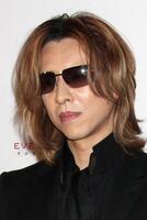 los angeles - nov 11 yoshiki arriveert Bij de rots de kabasj gala 2010 Bij Dorothy chandler paviljoen Aan november 11, 2010 in los engelen, ca foto