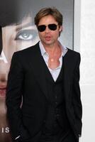 los angeles - jul 19 brad pitt aankomen Bij de zout première Bij graumans Chinese theater Aan 19 juli, 2010 in los engelen, ca foto