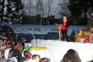 los angeles - dec 23 alison sweeney Bij de grinchmas beroemdheid vakantie metingen Bij universeel studio's thema park Aan december 23, 2010 in los engelen, ca foto